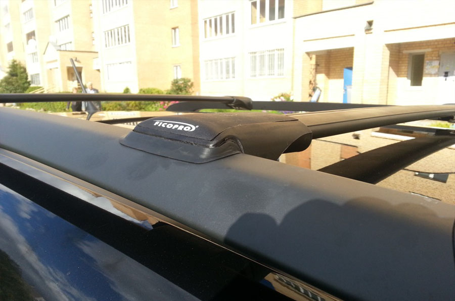 Багажник Fico установленный на рейлинги автомобиля