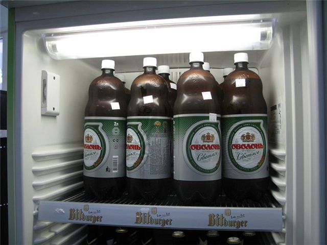 Пиво в литровых бутылках. Пиво в пластиковых бутылках. Оболонь пиво. Пиво в пластмассовой бутылке.