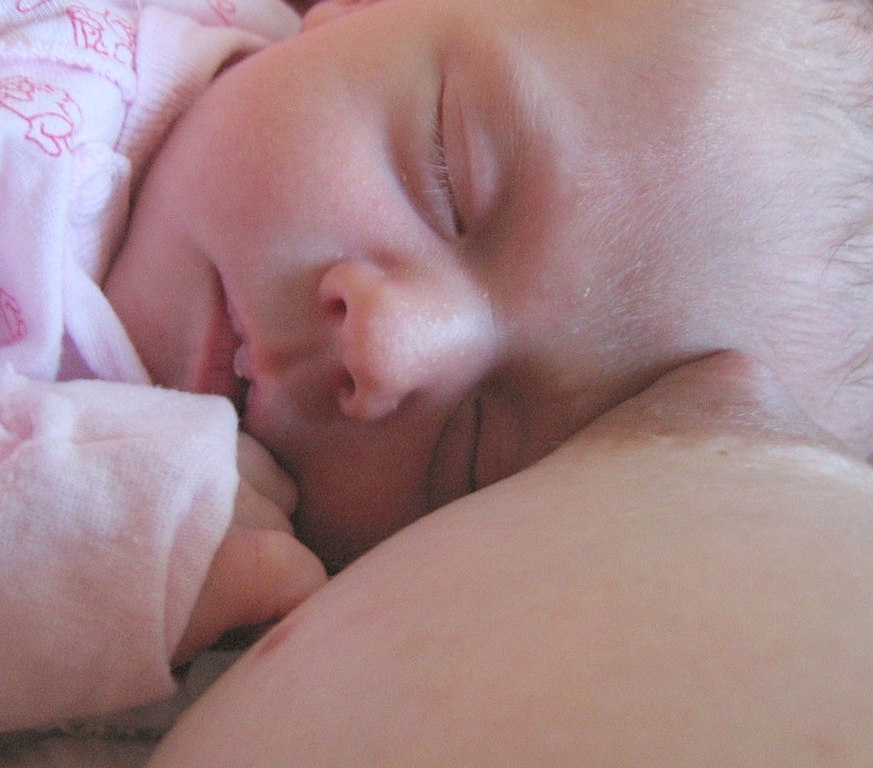 Спящие мамки и сестры. Грудь спящей. Киска новорожденной девочки.